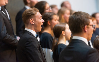 Henkilö rekrymainoksen takana