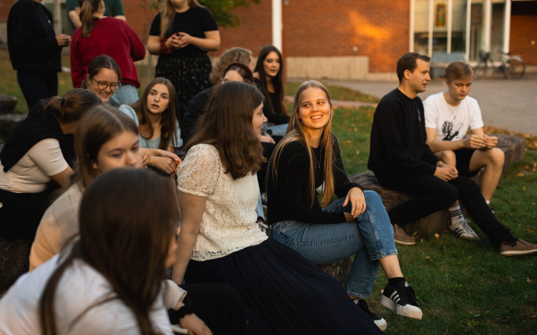 Kuorolaiset tarttuvat johtajanpuikkoon Candominossa